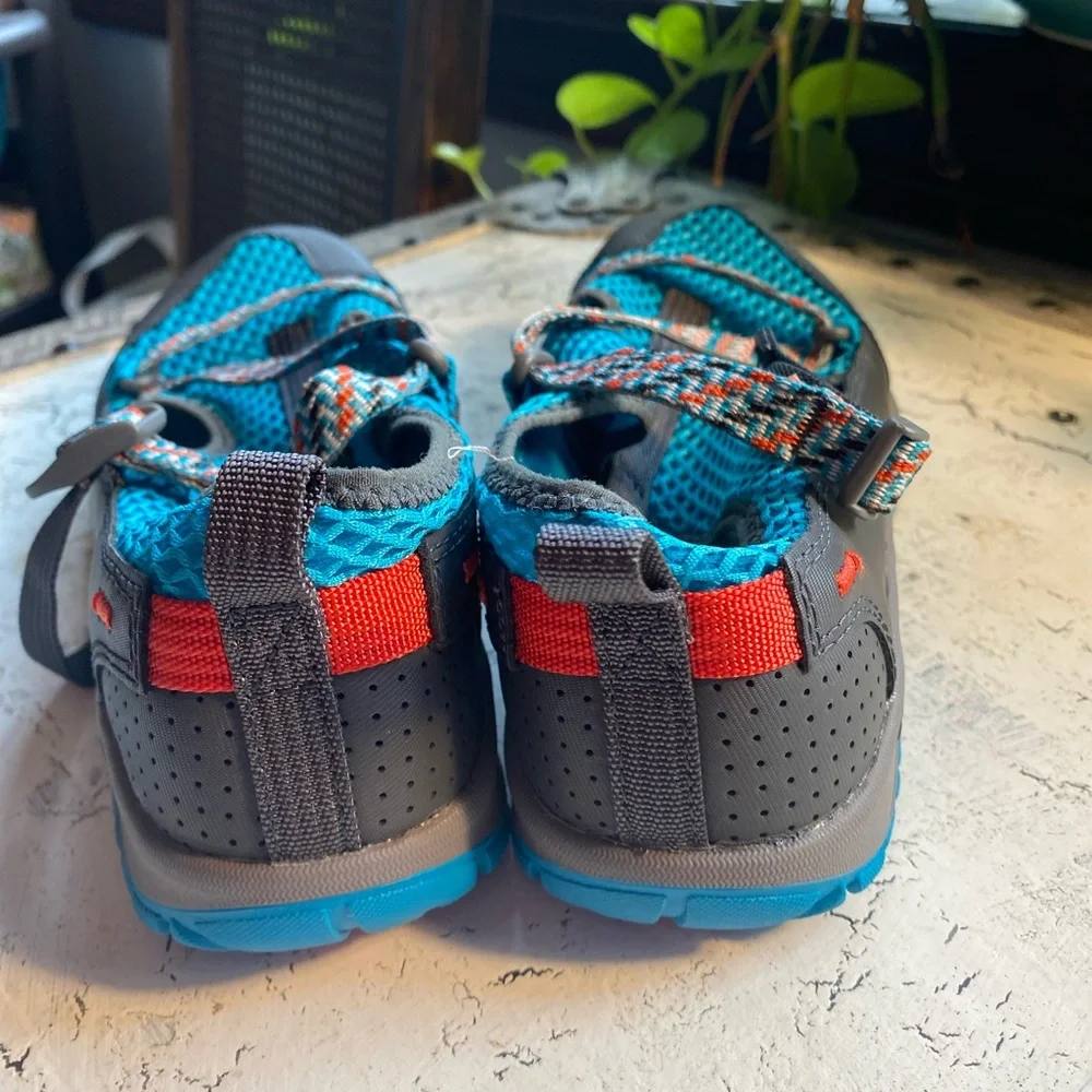 NWOT Chaco’s size 5 Water Shoes